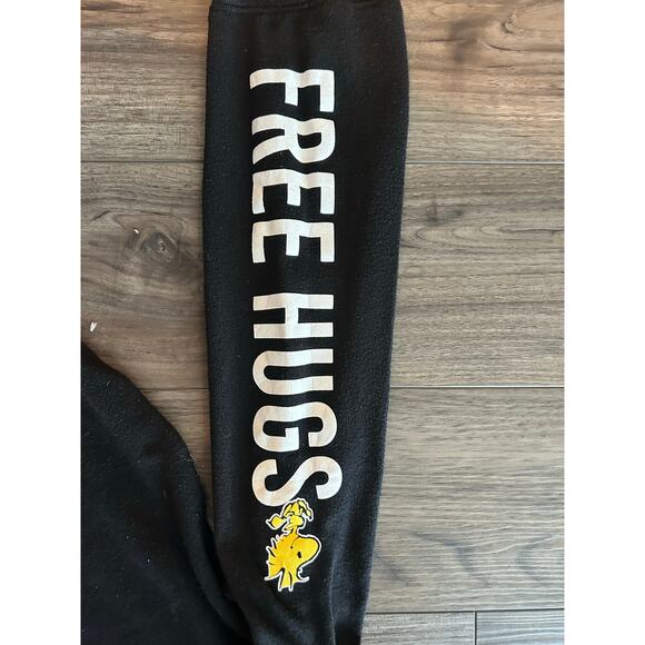 Peanuts Snoopy Free Hugs Black Crewneck Sweatshirt Small Woodstock - Picture 2 of 5